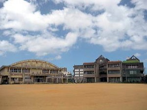 運動場側からの全景。バックネットのところかな?あの頃体育館なかったし・・・あの頃の校舎も・・・、あるわけないか40年以上も前だし